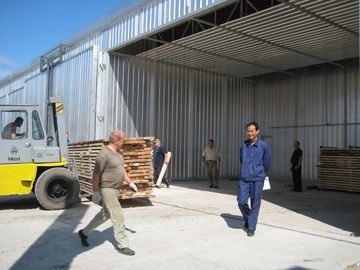 Durable Wood Drying Kiln Kits 27000 M3 / H Volume Circulating Air Lift Sliding Door